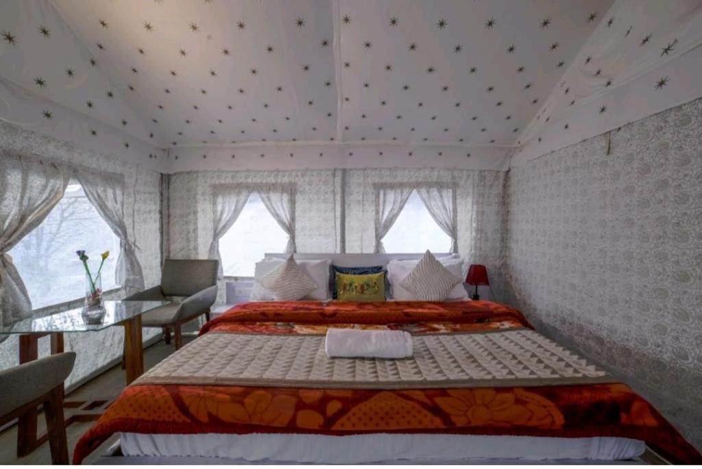 Куфри: Dawn N Dusk Glamping tents with quintessential valley view