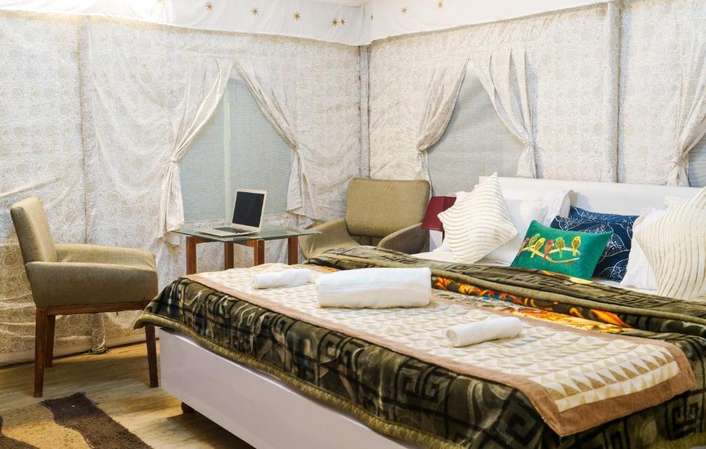 Куфри: Dawn N Dusk Glamping tents with quintessential valley view