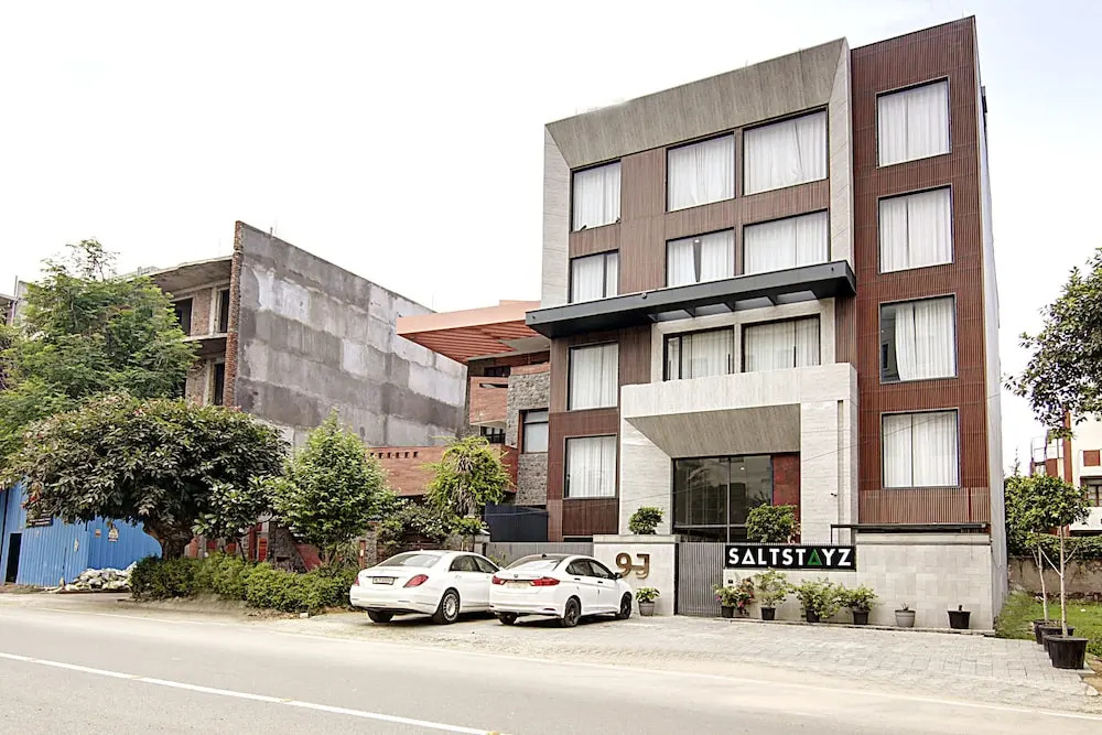 Гуруграм: Saltstayz Le Icon - Cyber Hub