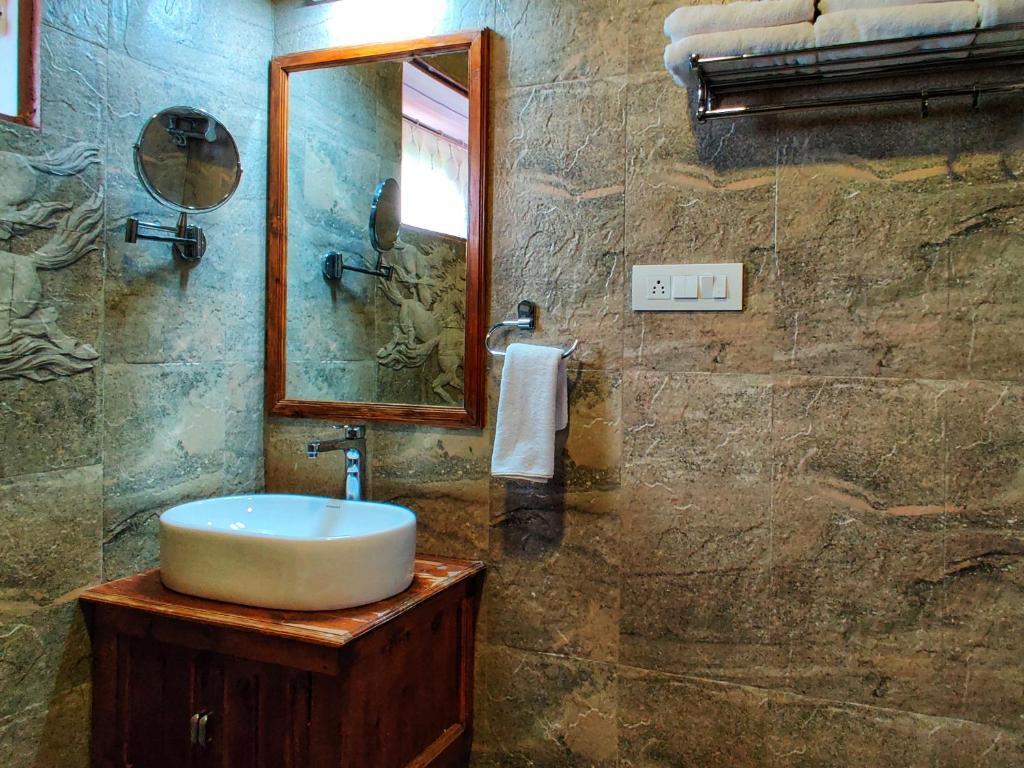 Куфри: Woodvista Cottages Shimla