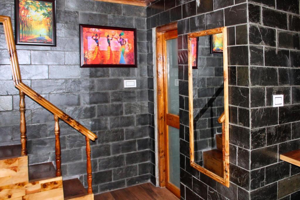 Куфри: Woodvista Cottages Shimla
