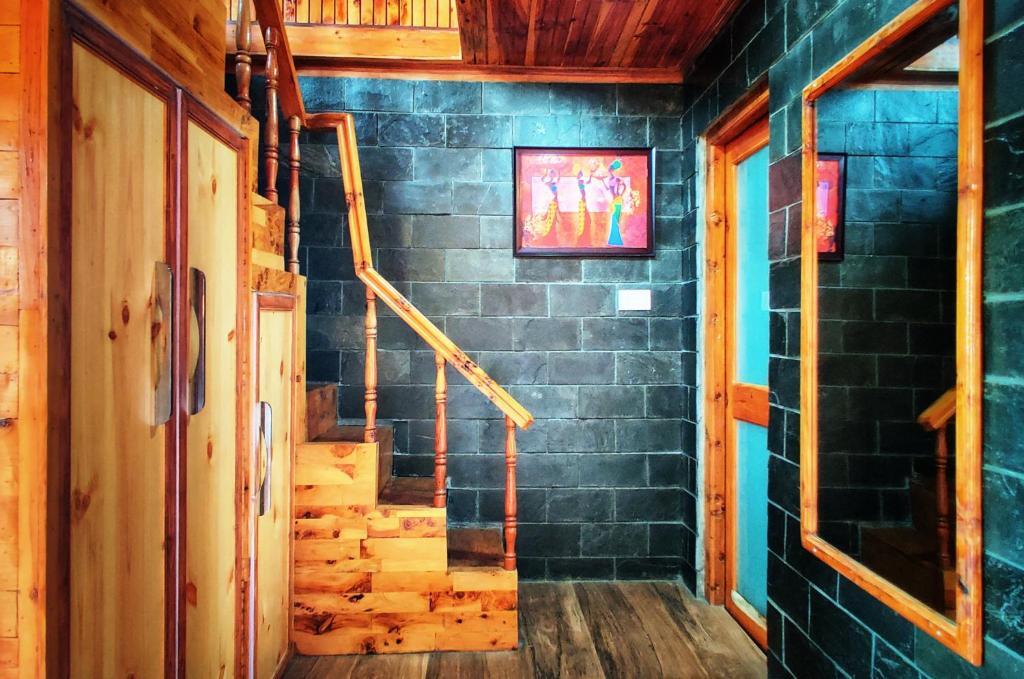 Куфри: Woodvista Cottages Shimla