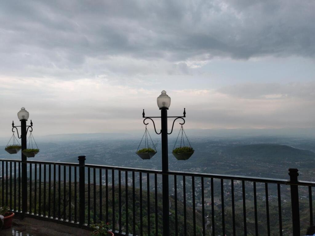 Гуруграм: Jharipani Castle