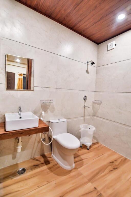 Вриндаван: Hotel Heera Emerald