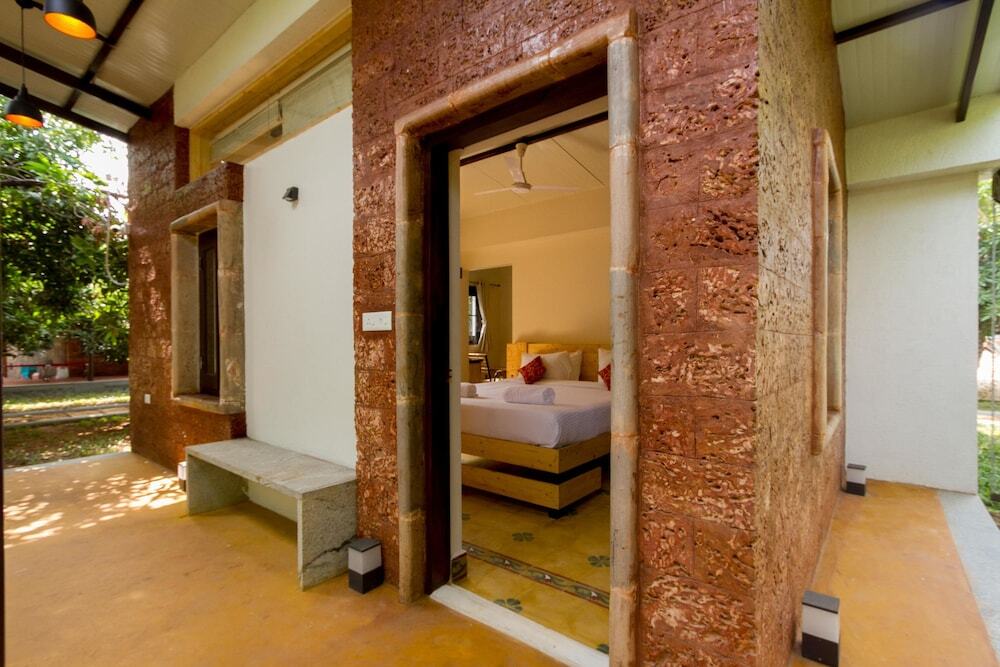 Хоспет: I-Roomz Navyyas Resort