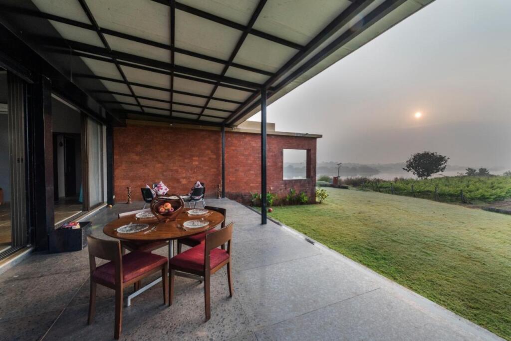 Игатпури: Saffronstays Rose Vineyard by the Lake