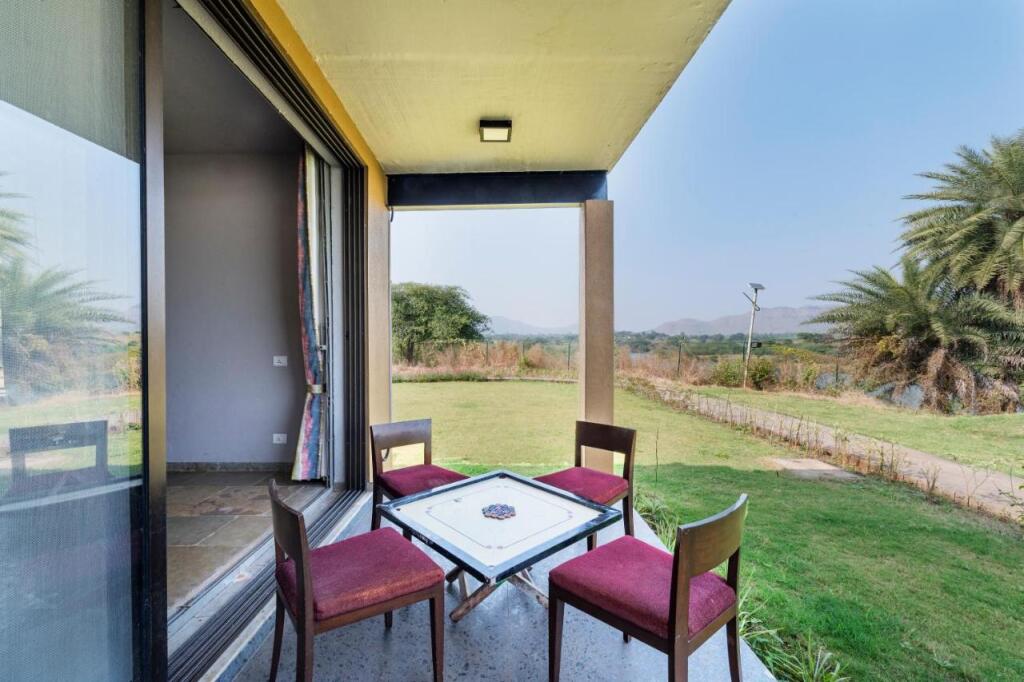 Игатпури: Saffronstays Rose Vineyard by the Lake