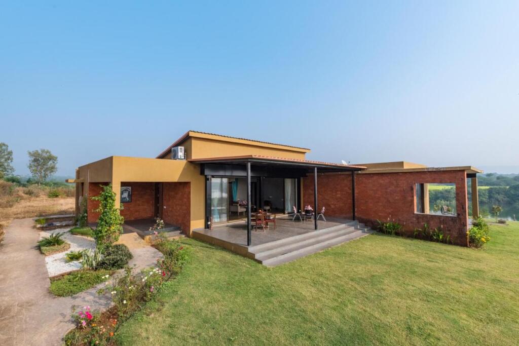Игатпури: Saffronstays Rose Vineyard by the Lake
