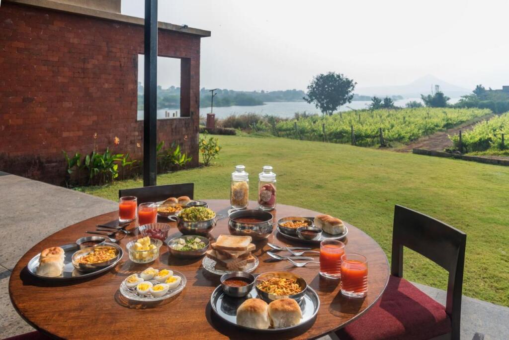 Игатпури: Saffronstays Rose Vineyard by the Lake