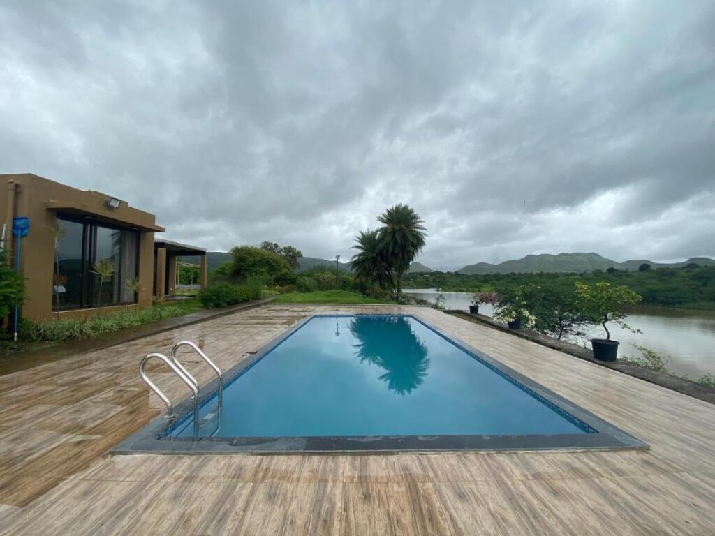 Игатпури: Saffronstays Rose Vineyard by the Lake
