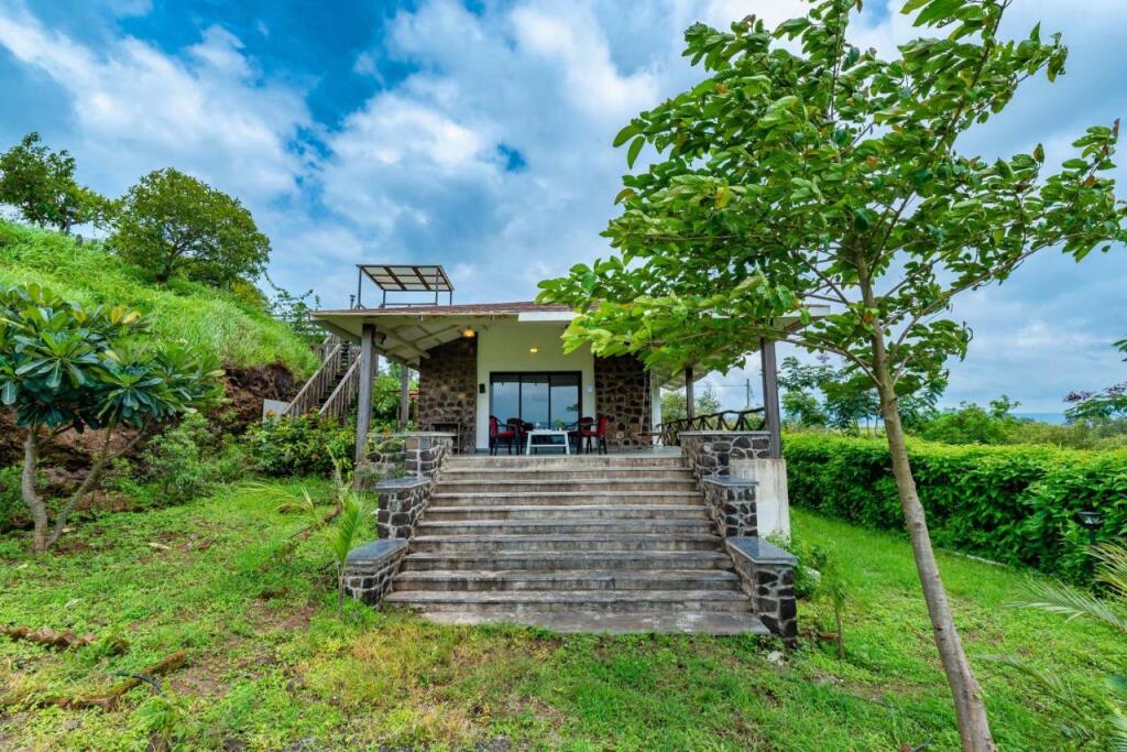 Игатпури: SaffronStays Le Soil - pet-friendly villa with viewing deck for panoramic views