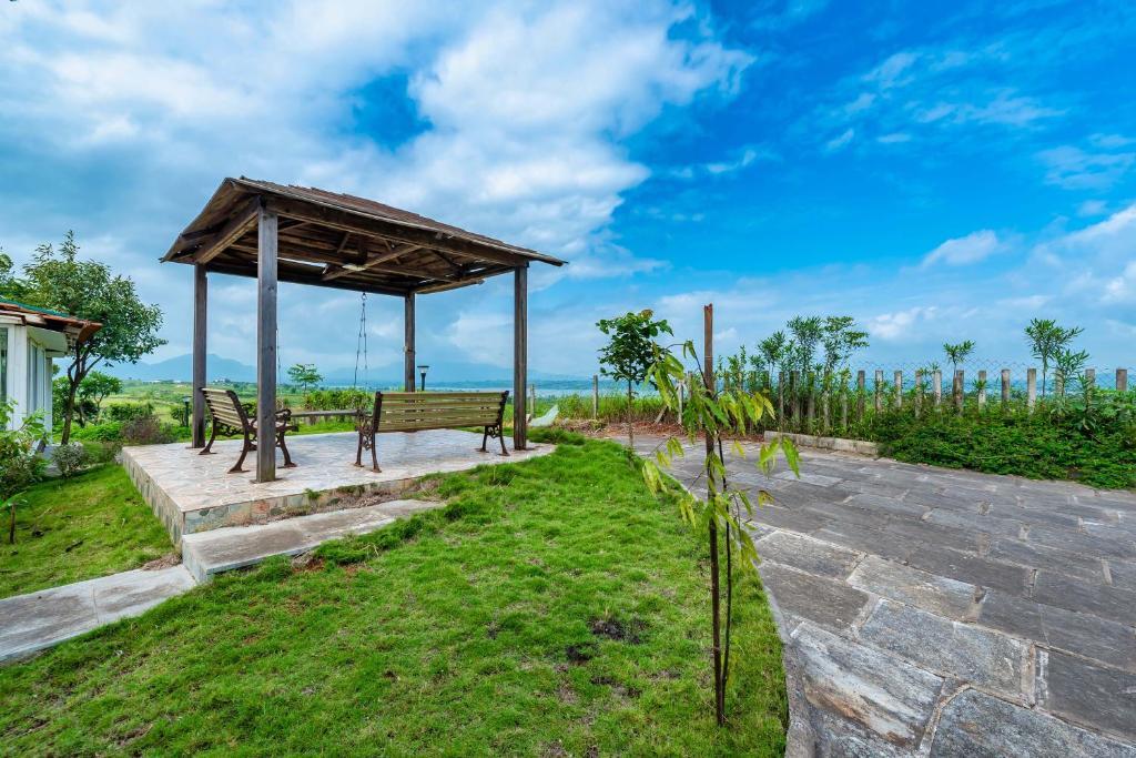 Игатпури: SaffronStays Le Soil - pet-friendly villa with viewing deck for panoramic views
