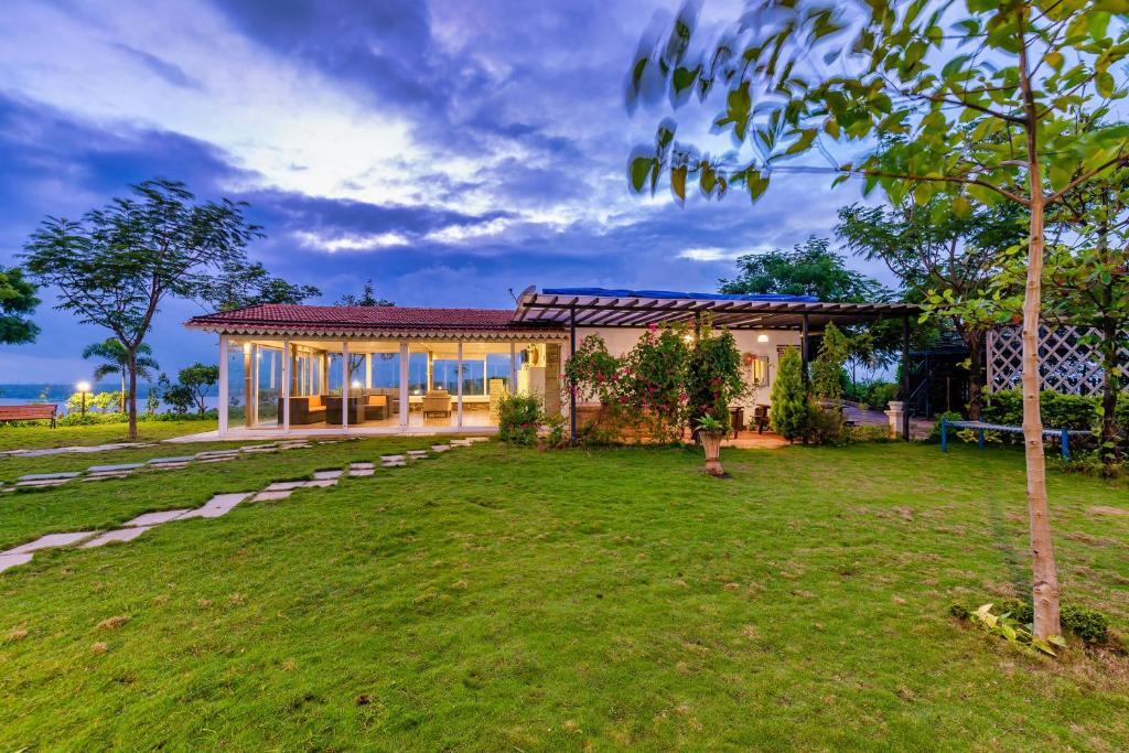 Игатпури: SaffronStays Le Soil - pet-friendly villa with viewing deck for panoramic views