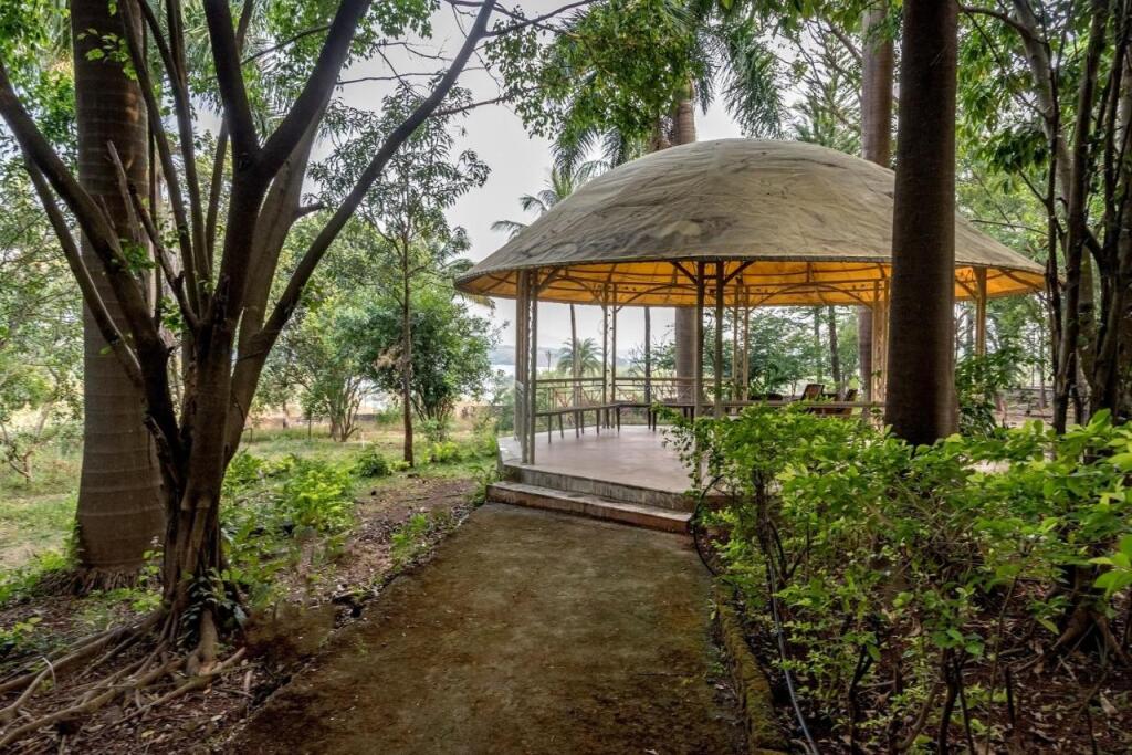 Хандала: Saffronstays Foresta by the Lake