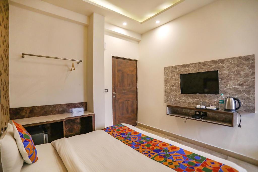 Нойда: FabHotel Enaya Residency