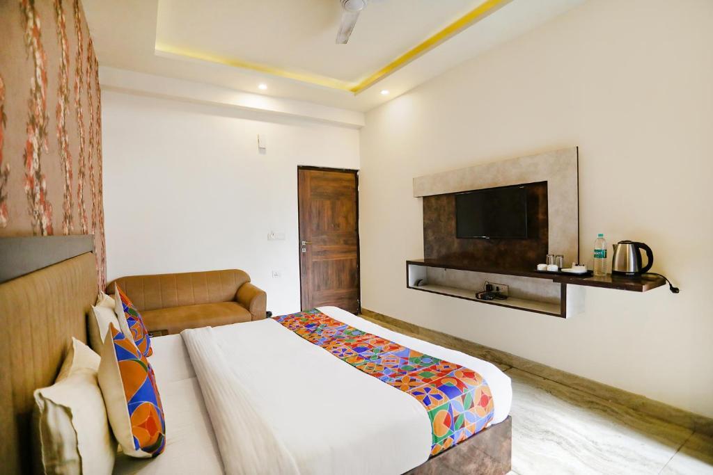 Нойда: FabHotel Enaya Residency