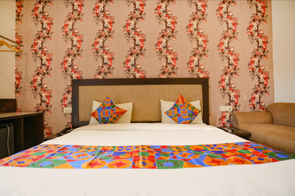 Нойда: FabHotel Enaya Residency