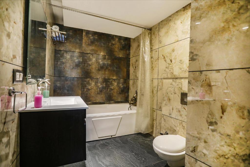 Нойда: FabHotel Enaya Residency