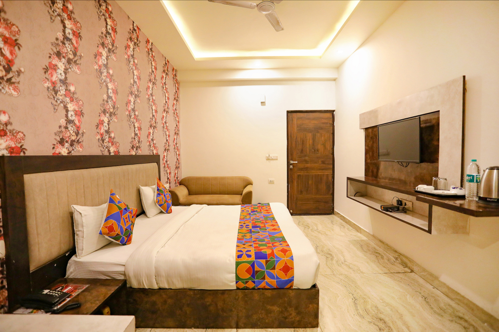 Нойда: FabHotel Enaya Residency