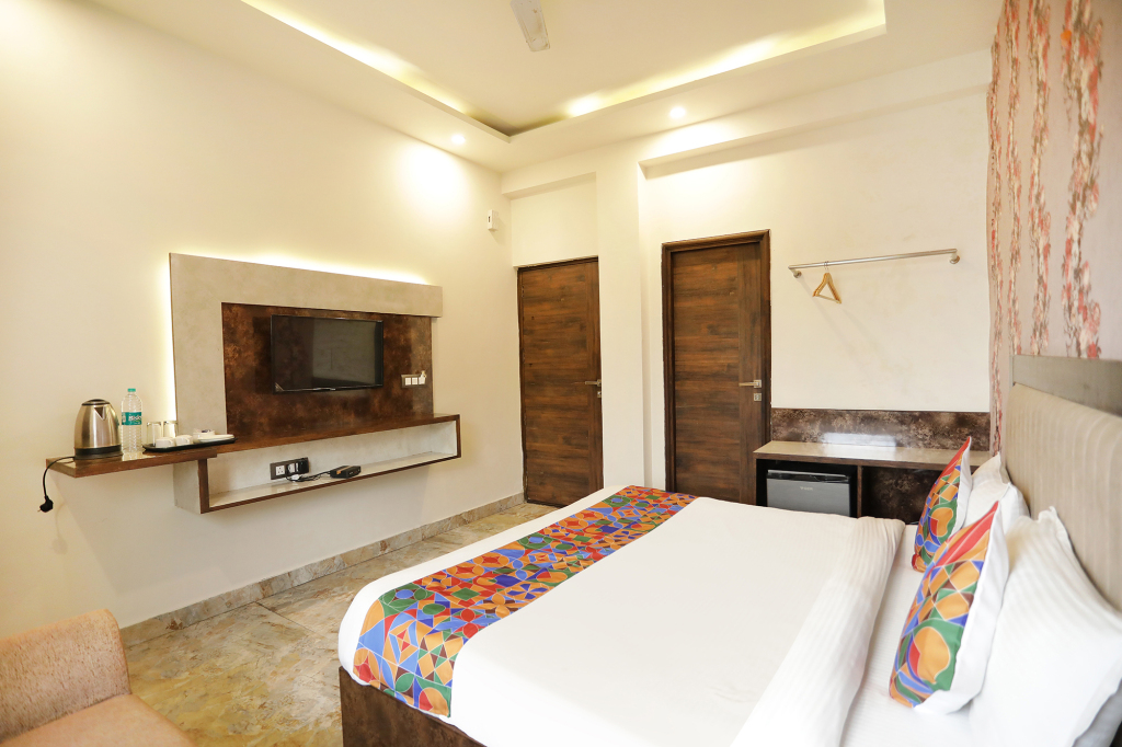 Нойда: FabHotel Enaya Residency
