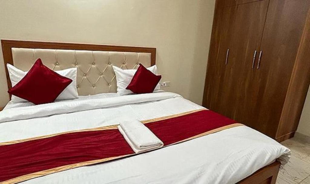 Нойда: FabHotel Palm Inn