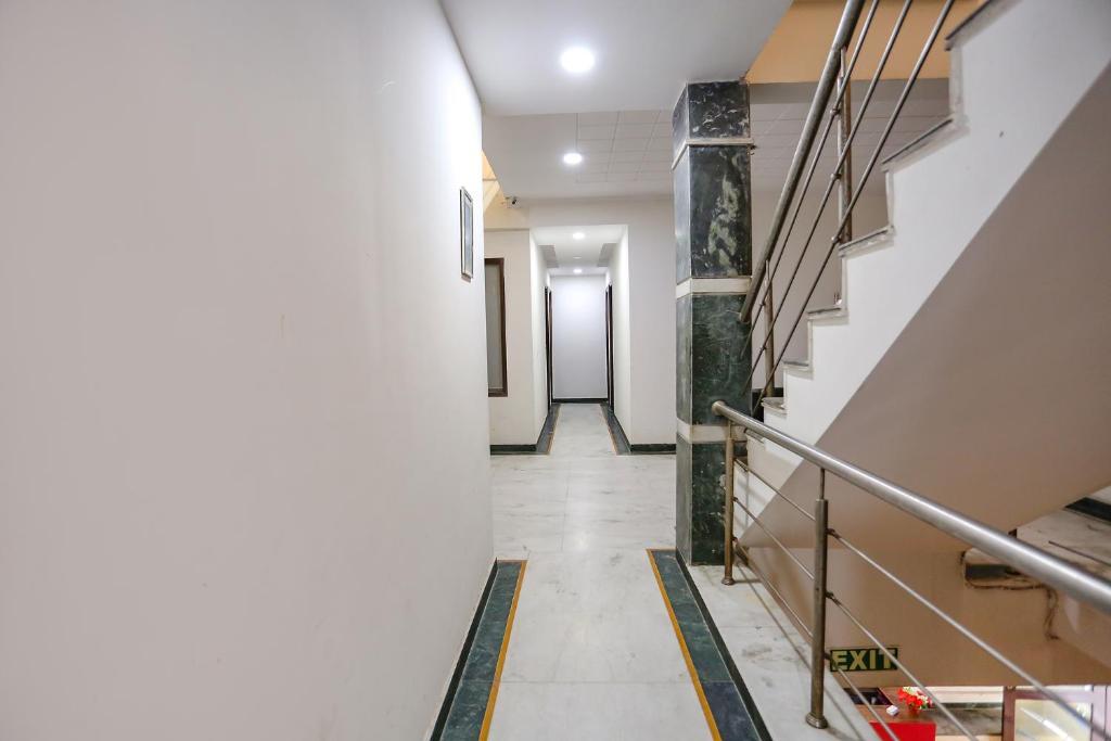 Нойда: Fabhotel Grand Palace
