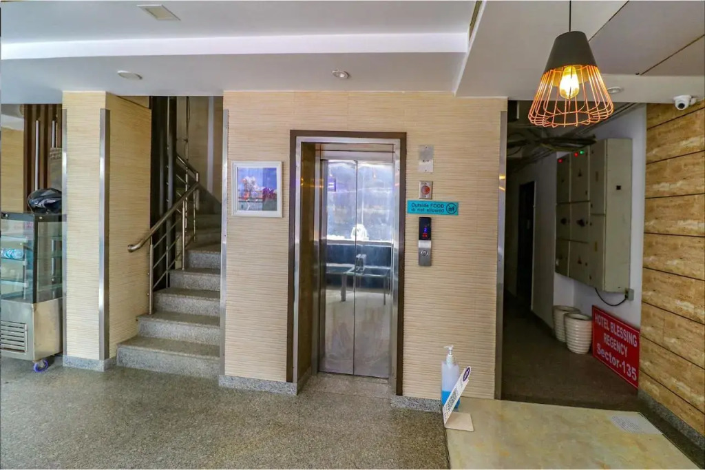 Нойда: FabHotel Vacanza