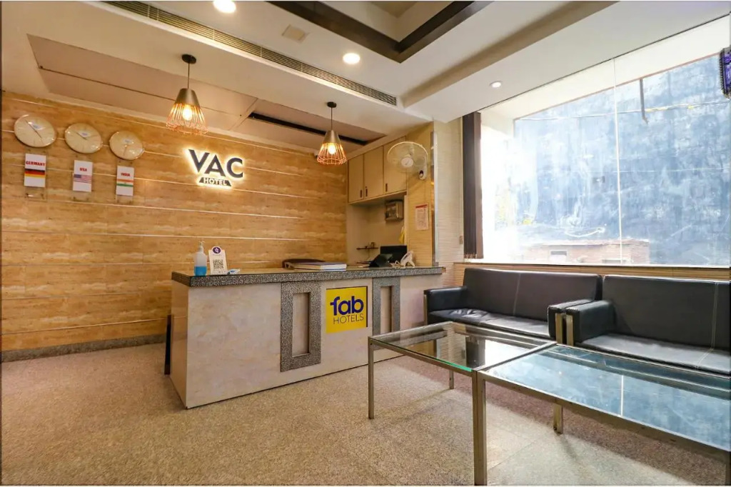 Нойда: FabHotel Vacanza