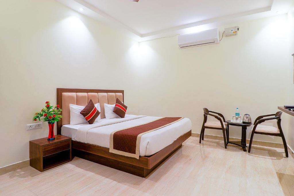 Нойда: Fabhotel The Premium Suits