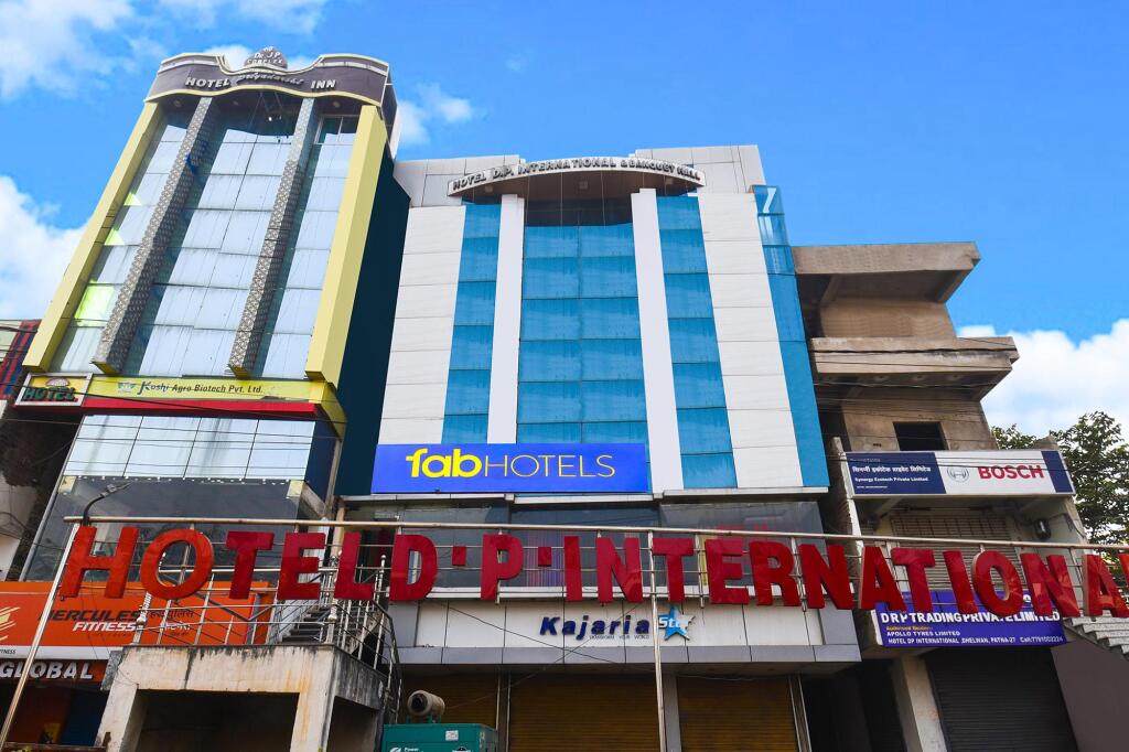 Патна: FabHotel DP International