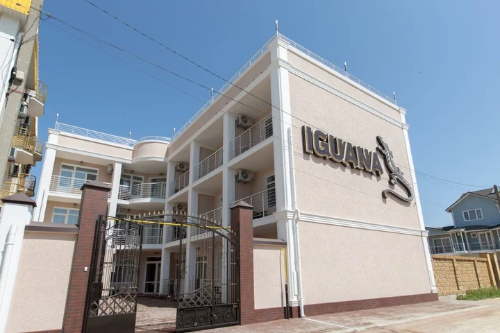 Прибрежное (Сакский район): Iguana Guest House