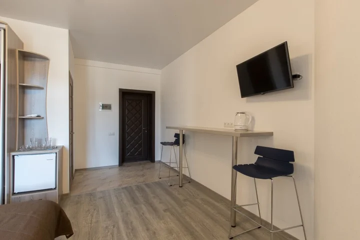 Прибрежное (Сакский район): Iguana Guest House