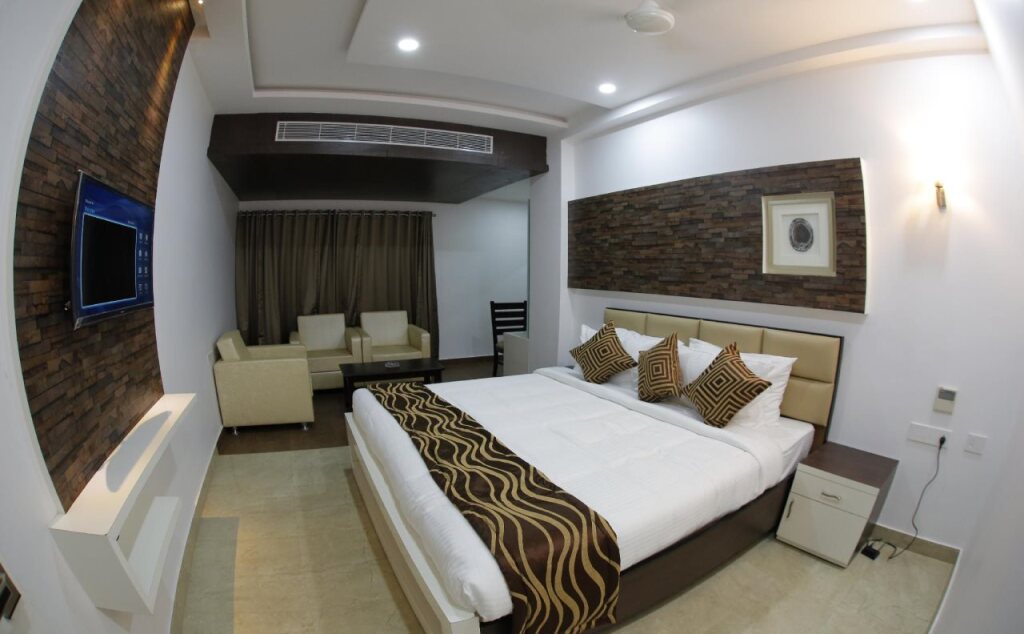 Гунтур: Hotel V Royal Park