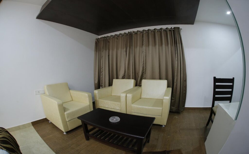 Гунтур: Hotel V Royal Park
