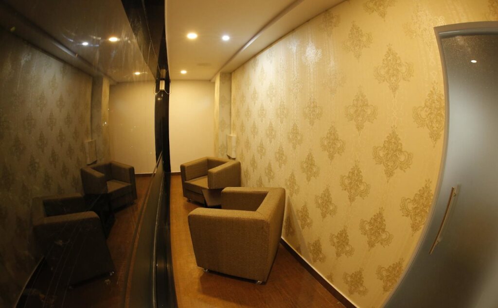 Гунтур: Hotel V Royal Park