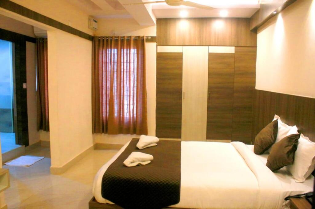 Хосур: Hotel Sakura Inn
