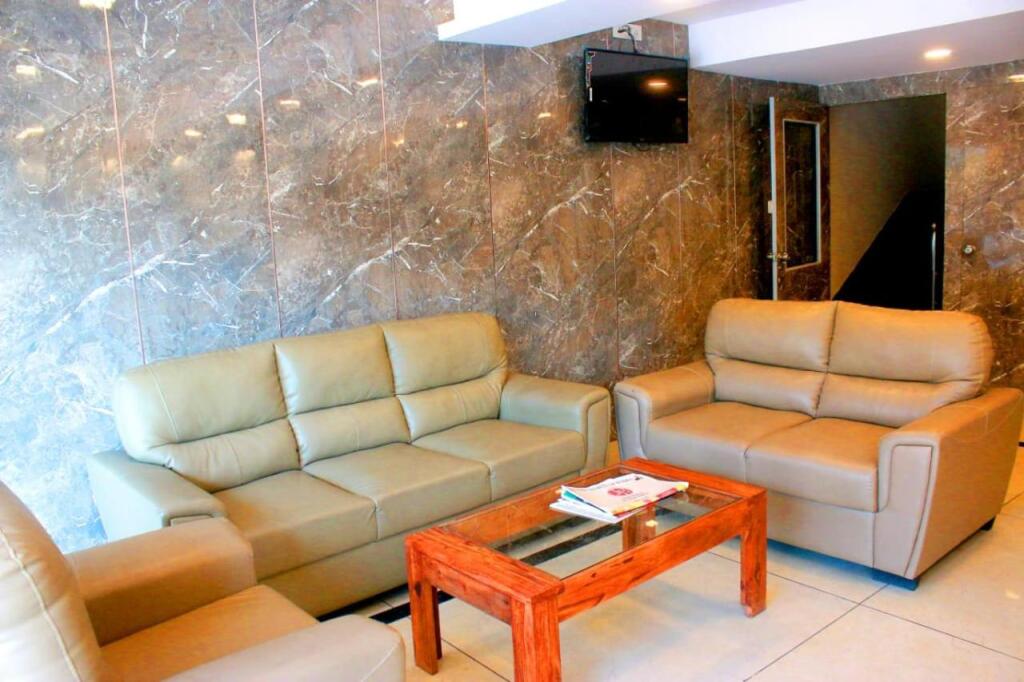 Хосур: Hotel Sakura Inn