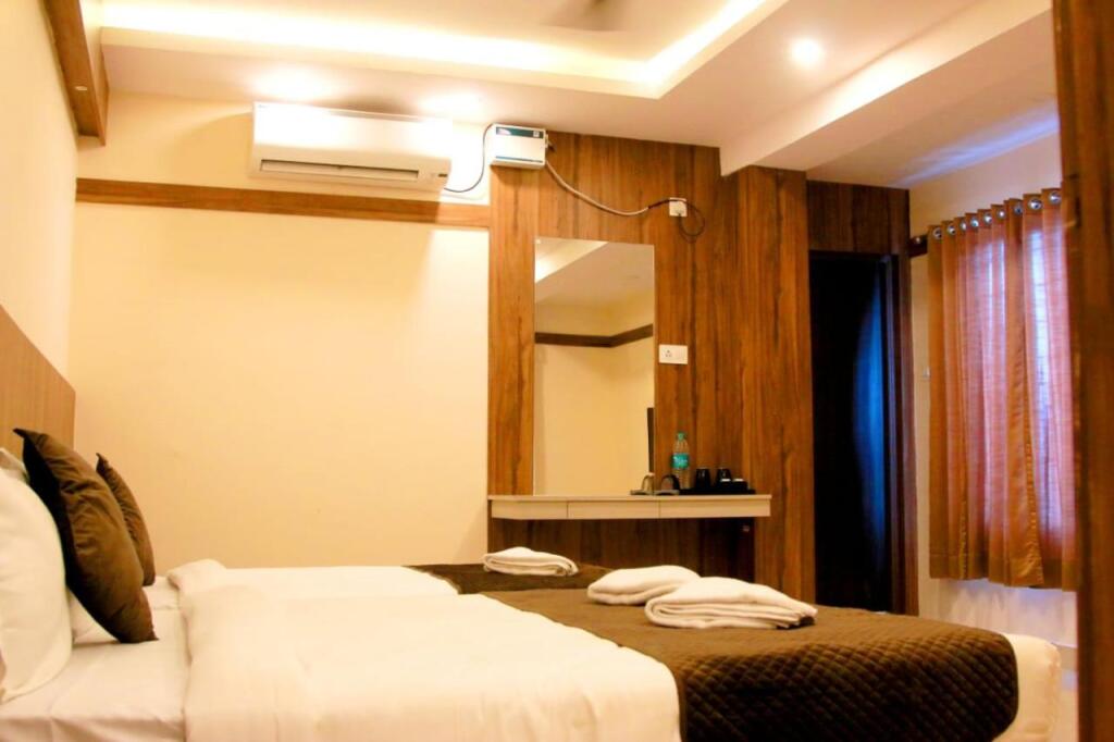 Хосур: Hotel Sakura Inn