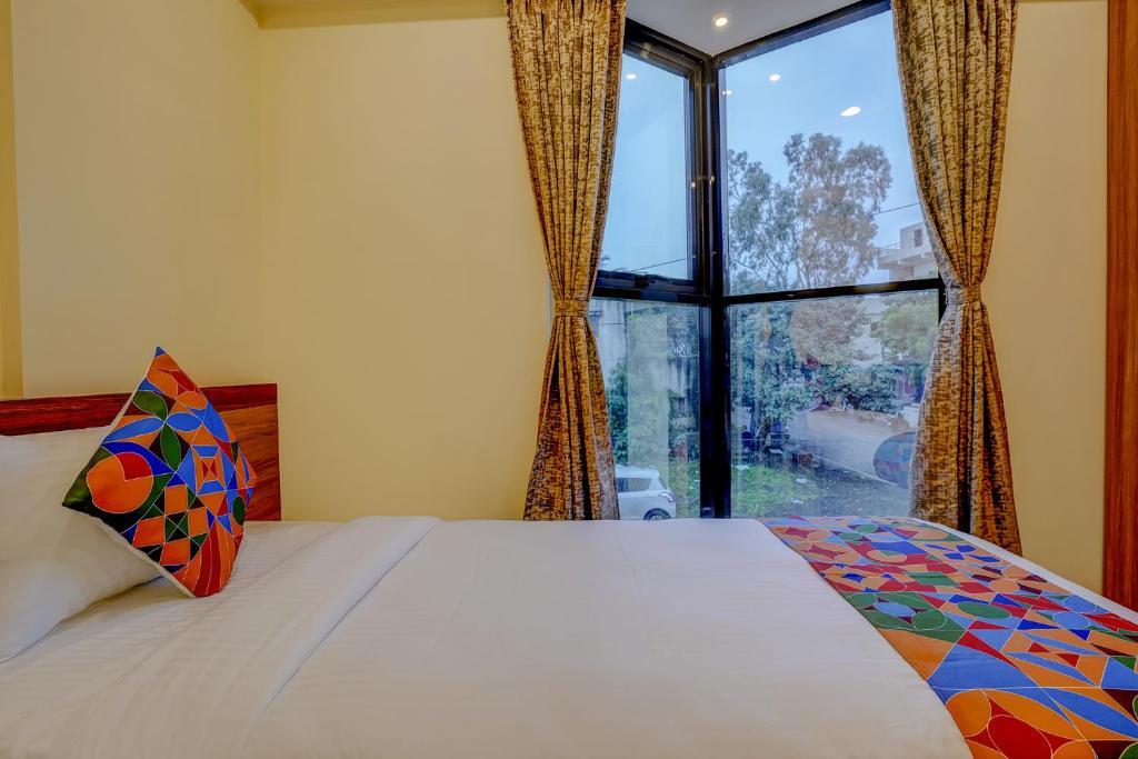 Пуна: FabHotel Crystal Homes