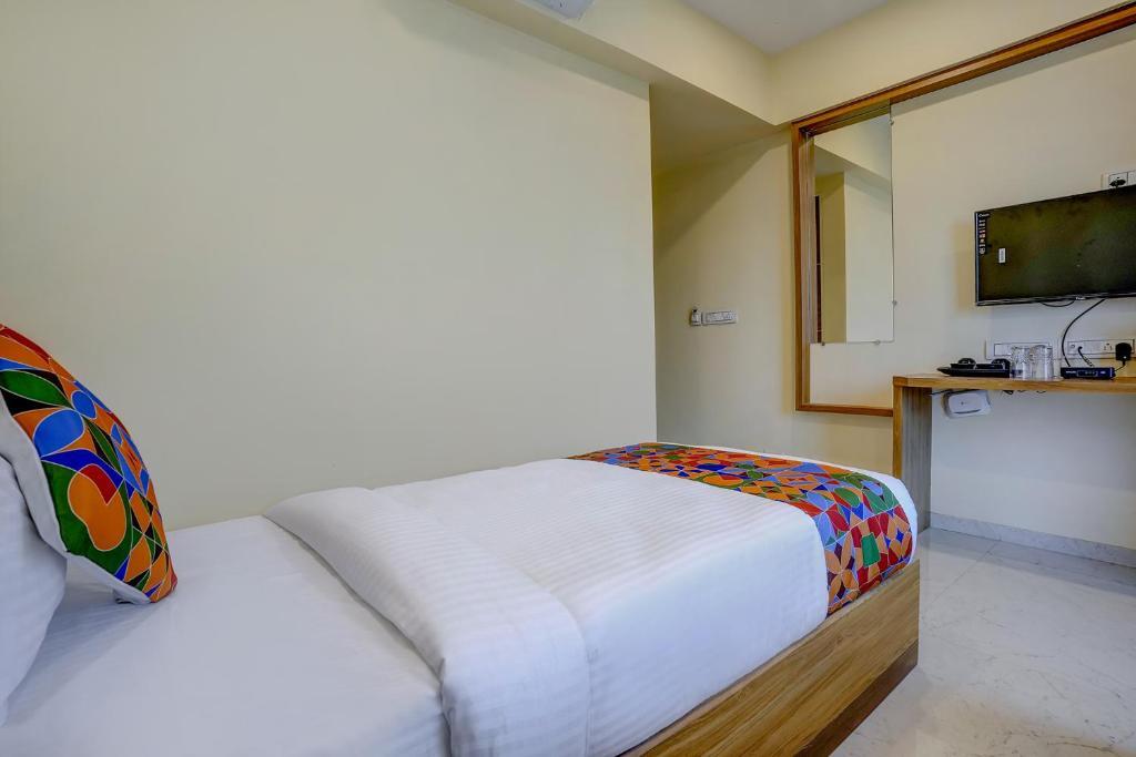 Пуна: FabHotel Crystal Homes