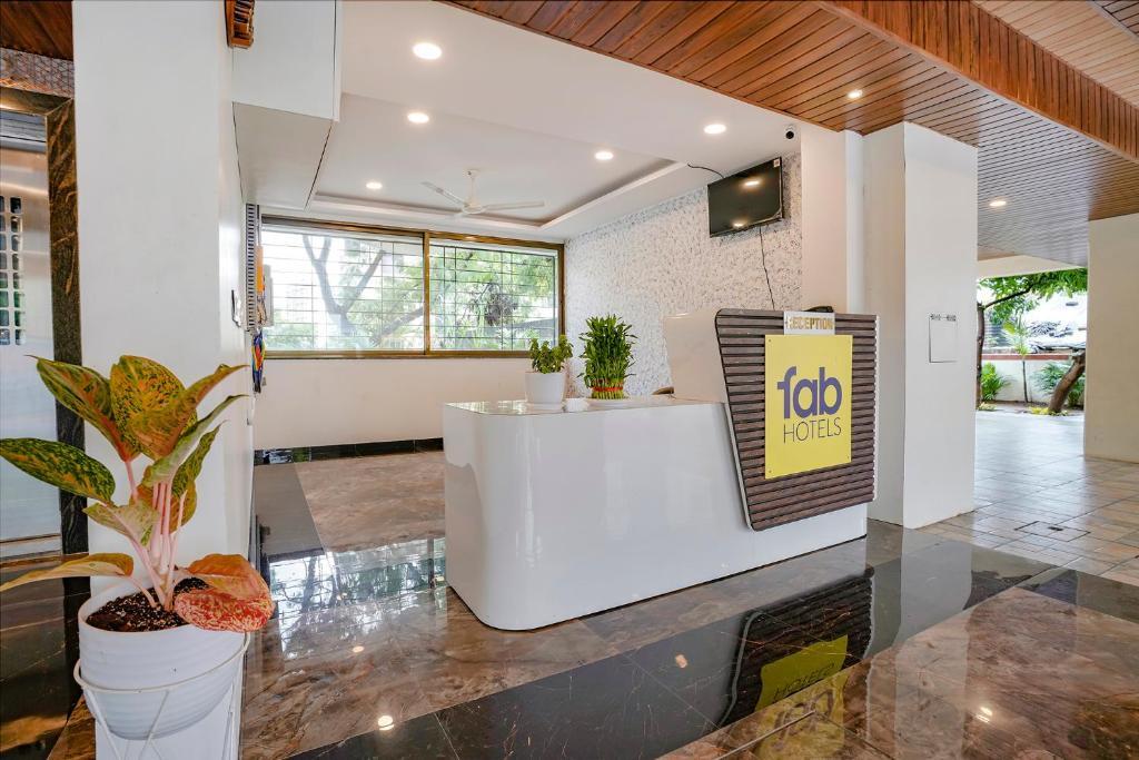Пуна: FabHotel Crystal Homes