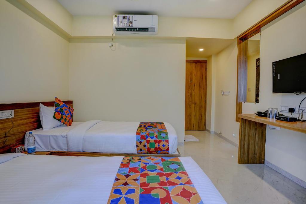 Пуна: FabHotel Crystal Homes