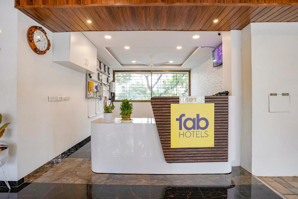 Пуна: FabHotel Crystal Homes