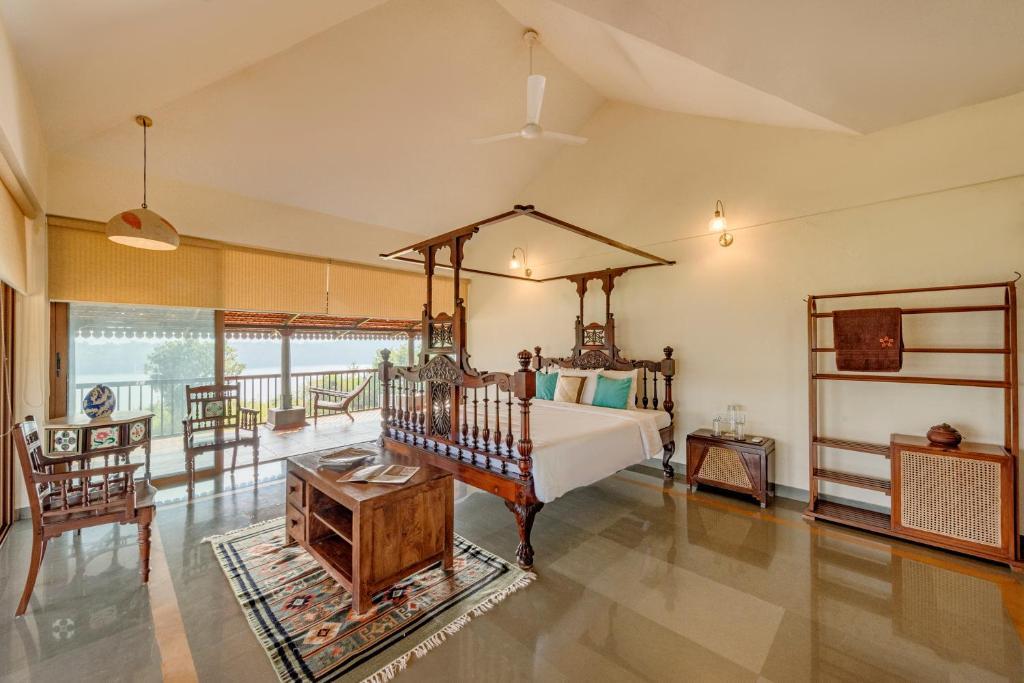 Хандала: SaffronStays Anantham, Kamshet - pet-friendly lakefront villa with a huge verandah