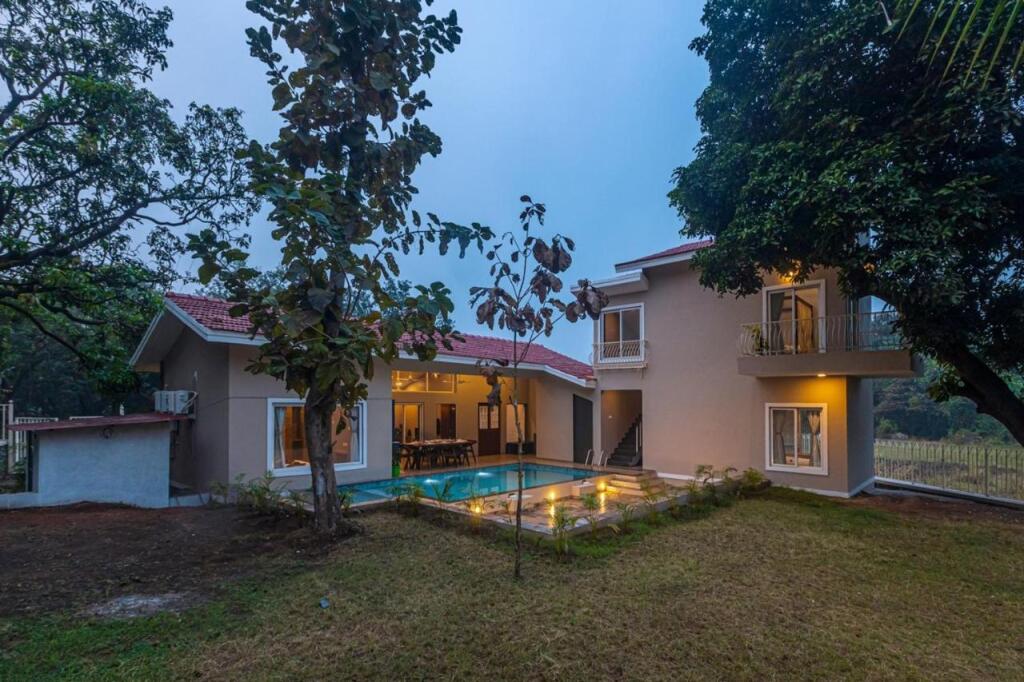 Киим: Saffronstays The Forest