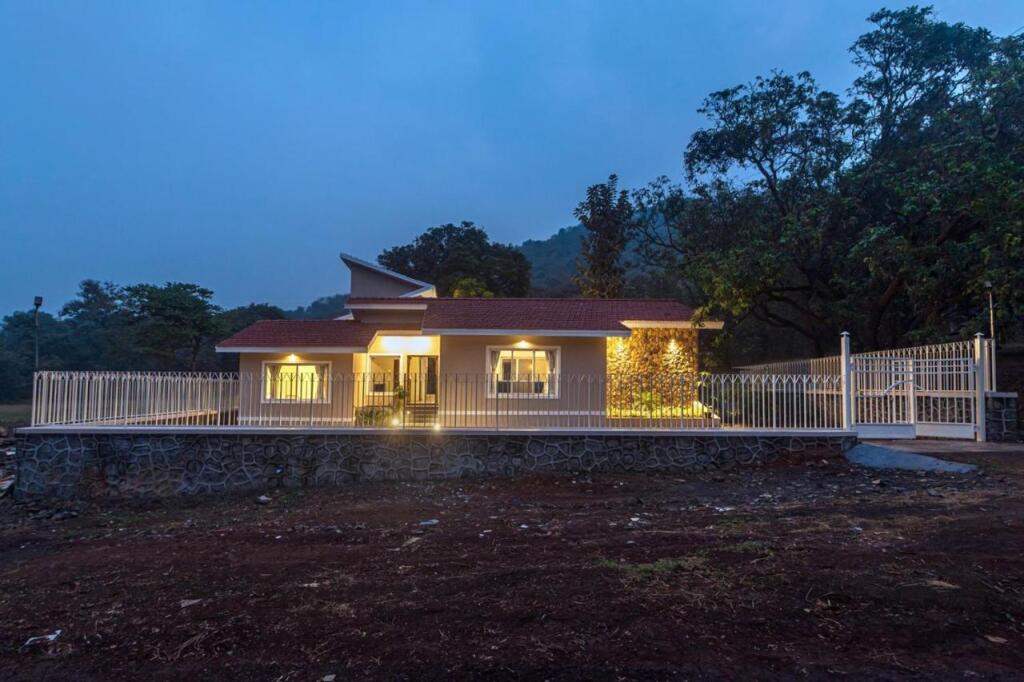 Киим: Saffronstays The Forest