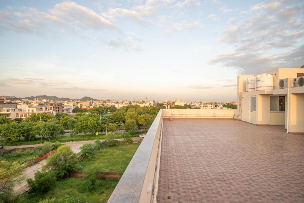 Джамб: Sheerha Royal Residency