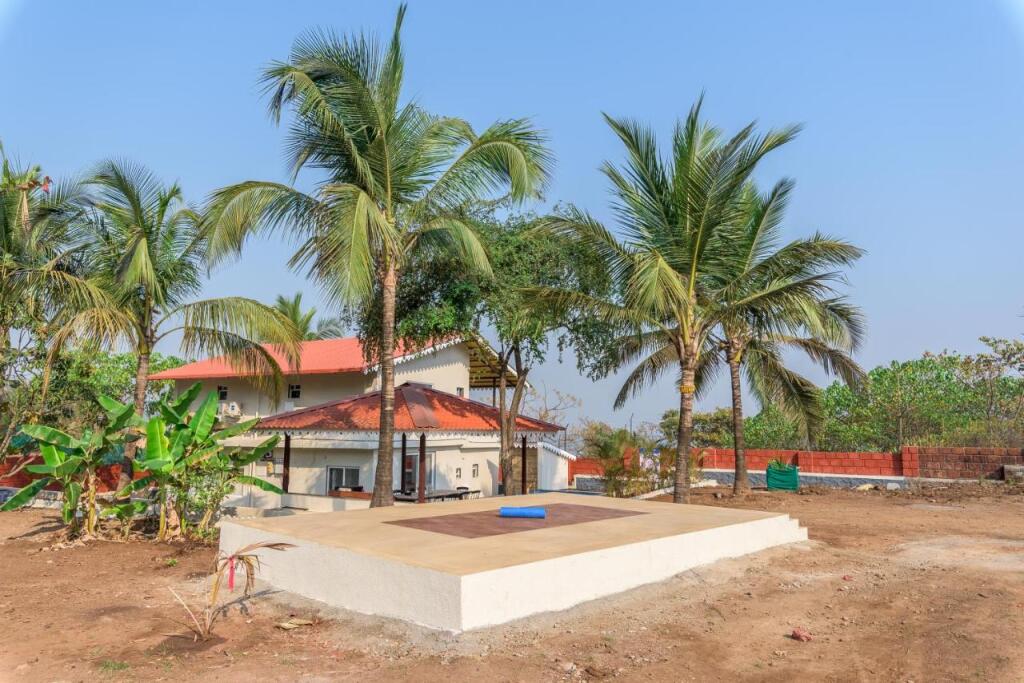 Киим: SaffronStays Coral Hues