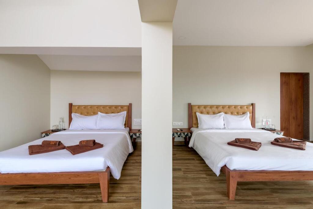 Киим: SaffronStays Coral Hues