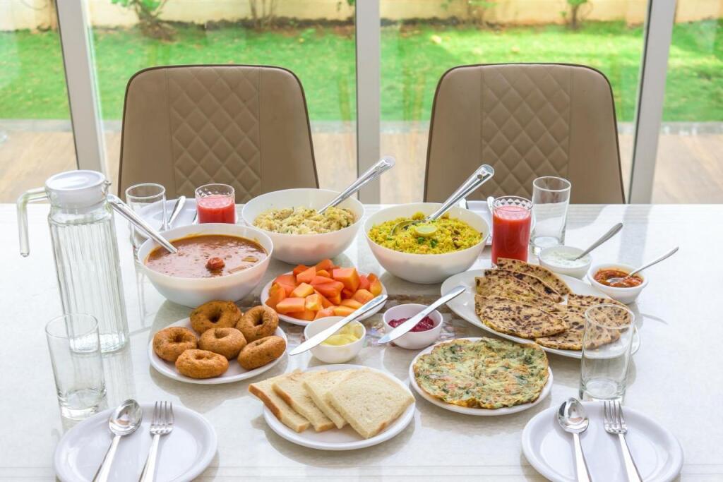 Лонавала: SaffronStays Juniper, Lonavala - Pet-friendly villa with pool, lawn, gym & games